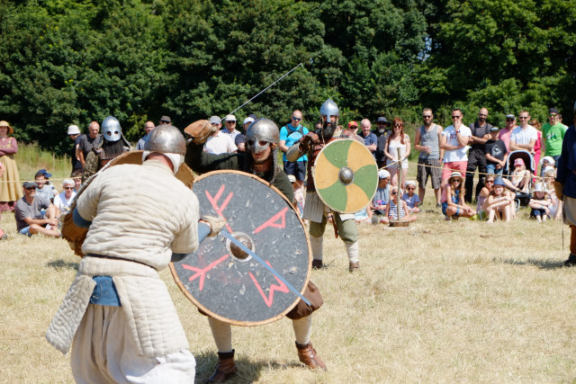 301169-Reconstitution-de-combats-Vikings-a-Ornavik-Caen-la-mer-Tourisme---Alix-JONET-4 301169-Reconstitution-de-combats-Vikings-a-Ornavik-Caen-la-mer-Tourisme---Alix-JONET-4