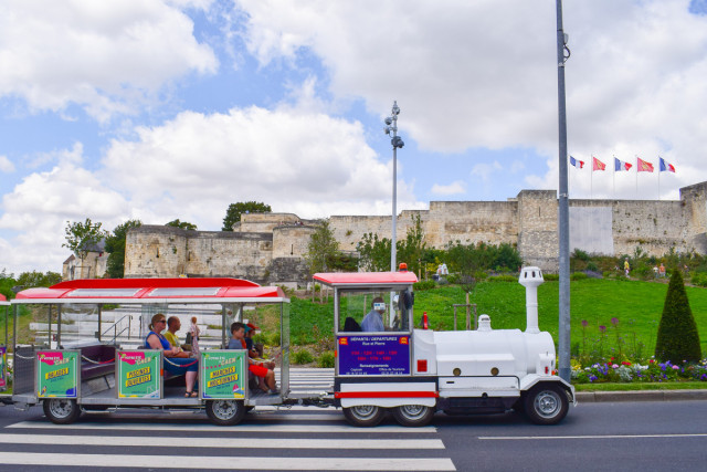 510687-Petit_train_dans_le_centre_historique_de_Caen-Caen_la_mer_Tourisme___Alix_JONET-1200px