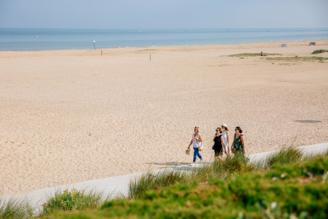 522764-Balade-sur-la-plage-de-Ouistreham-Caen-la-mer-Tourisme---Les-Conteurs--Droits-reserves-Office-de-Tourisme---des-Congres--6