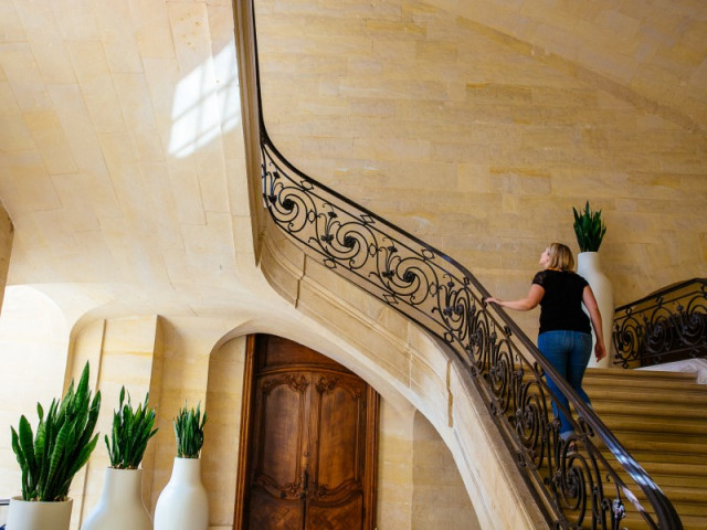 Escalier d'honneur de l'Abbaye aux Hommes, Hôtel de ville de Caen - © Caen la Mer Tourisme - Agence Les Conteurs Escalier d'honneur de l'Abbaye aux Hommes, Hôtel de ville de Caen