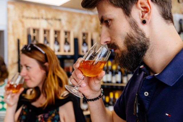 551419-Degustation-de-produits-locaux-chez-les-Cidrologues-Caen-la-mer-Tourisme---Les-Conteurs--Droits-reserves-OTC--1200px