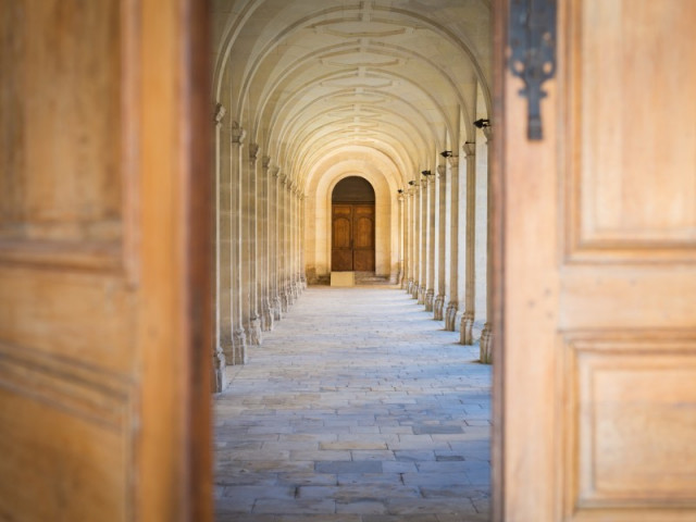 Cloître de l'Abbaye aux Hommes, Hôtel de Ville de Caen - © Caen la Mer Tourisme - Pauline et Medhi Photographies Cloître de l'Abbaye aux Hommes, Hôtel de Ville de Caen