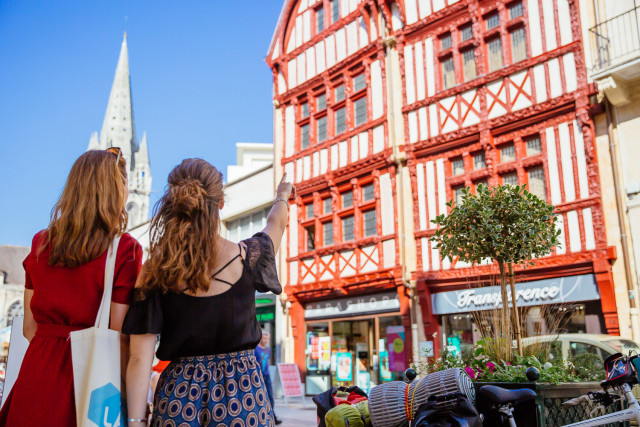 Sortie-entre-amies-dans-la-ville-de-Caen-Caen-la-mer-Tourisme---Les-Conteurs