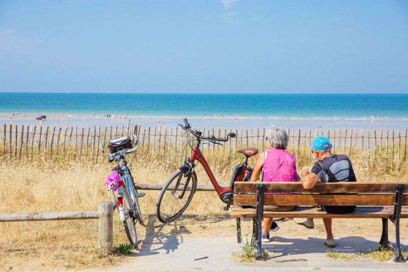 295414-Balade-a-velo-en-bord-de-mer-Caen-la-mer-Tourisme---Les-Conteurs--Droits-reserves-OTC--1200px-3