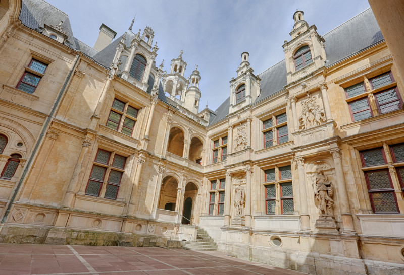 The Hôtel d'Escoville , headquarters of the tourist office 