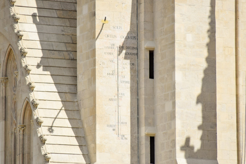 493875-Cadran-solaire-de-l-Eglise-Saint-Pierre-Caen-la-mer-Tourisme---Alix-JONET-1500px