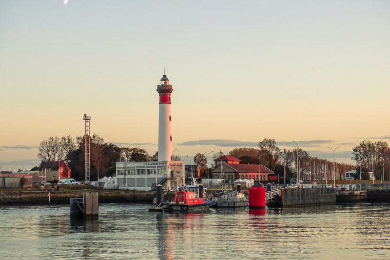 571199-Phare-et-entree-du-Port-et-de-Ouistreham-Caen-la-mer-Tourisme---Zenon-MOREAU-1200px